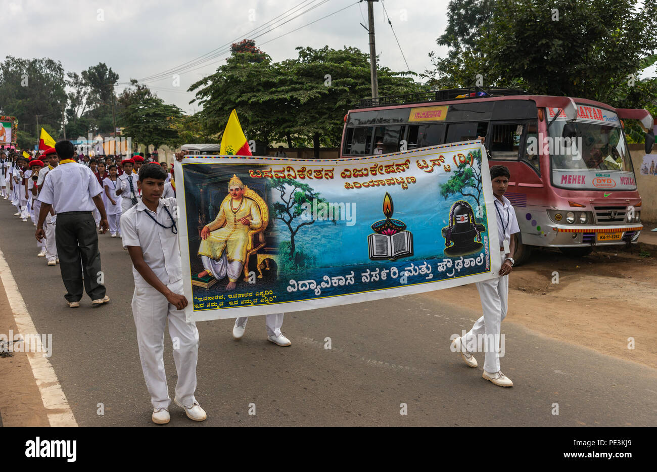 Mellahalli, Karnataka, Indien - November 1, 2013: Karnataka Rajyotsava Parade. Weiß gekleidete Schüler der Basavanikethana Education Trust oder Schule marc Stockfoto