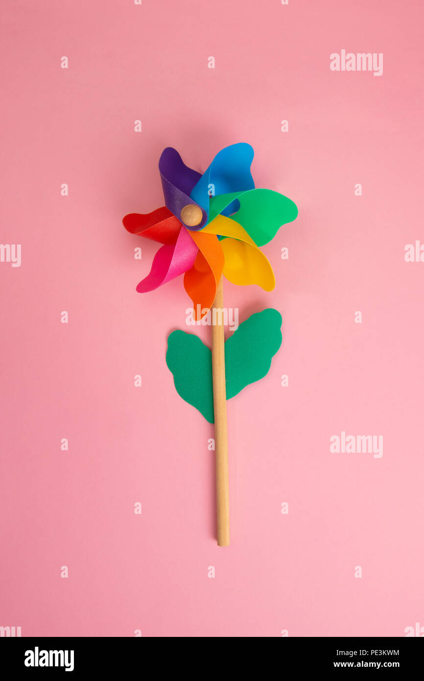 Farbenfrohe Windrad auf rosa Papier Stockfoto
