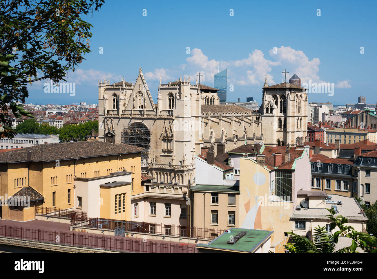 Blick auf Kathedrale Saint-Jean-Baptiste de Lyon eine Römisch-katholische Kirche sich auf Saint-Jean Square in Lyon Frankreich Stockfoto