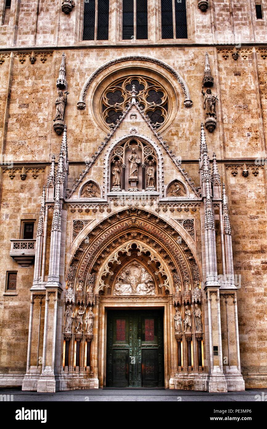 Ein Blick auf die Fassade und die architektonischen und dekorativen Elemente der äußeren fo der Kathedrale von Zagreb, Kroatien Stockfoto