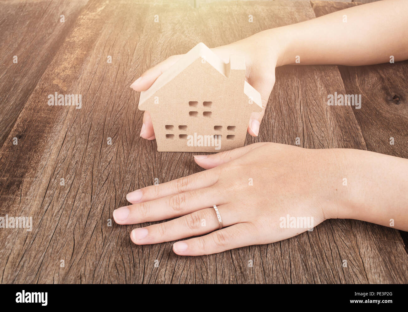 Lady Hand tragen weding Ring hoffen, ein eigenes Haus für die Familie zu haben Stockfoto