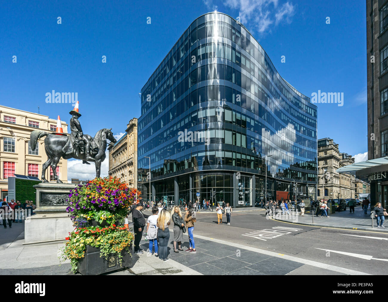 110 Queen Street Bürogebäude an der Ecke von Queen Street und Ingram Street in Glasgow Schottland Großbritannien mit Wellington Monument links Stockfoto