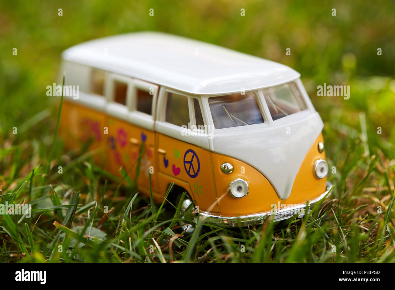 Orange Vw Bus Spielzeug Figur Mit Hippie Protokolle In Der Geenen Gras Stockfotografie Alamy