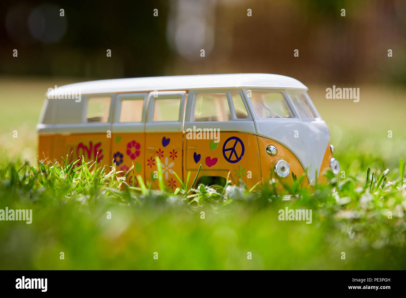 Orange Vw Bus Spielzeug Figur Mit Hippie Protokolle In Der Geenen Gras Stockfotografie Alamy