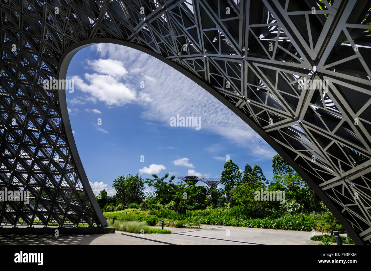 Pavillon für die Zukunft von uns Ausstellung, eine leichte Filterung Dach mit über 11000 dreieckige Aluminiumbleche. Das Dach bleibt jetzt als Skulptur. Stockfoto