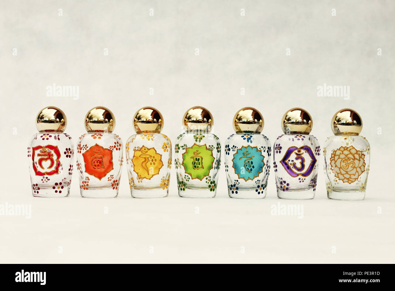 Gläser mit den Symbolen der sieben Chakren, psychische - Energy Center in der esoterischen Tradition der indischen Religionen Stockfoto Gläser mit den Symbolen der sieben Chakren, psychische - Energy Center in der esoterischen Tradition der indischen Religionen Stockfoto