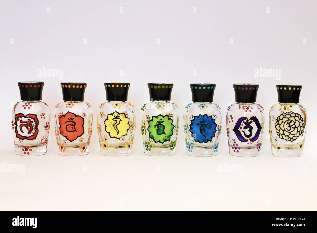 Gläser mit den Symbolen der sieben Chakren, psychische - Energy Center in der esoterischen Tradition der indischen Religionen Stockfoto Gläser mit den Symbolen der sieben Chakren, psychische - Energy Center in der esoterischen Tradition der indischen Religionen Stockfoto