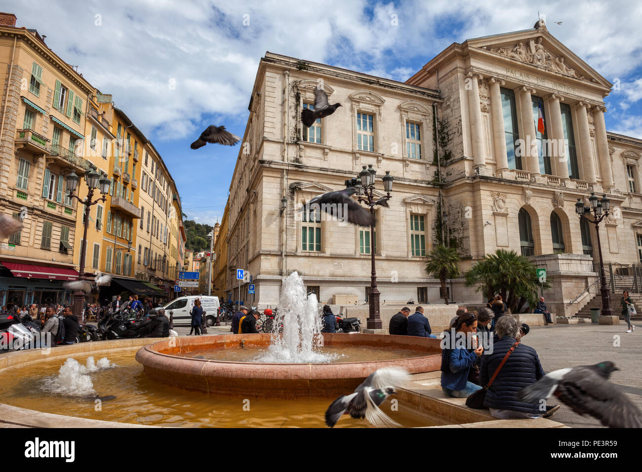 Frankreich, Nizza, Brunnen und Gerichtsgebäude am Place du Palais de Justice - Palast der Justiz Square Stockfoto