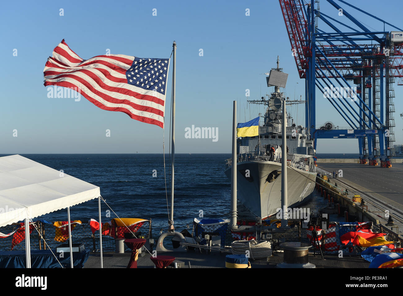 150901-N-FQ994-290-Odessa, Ukraine (1. September 2015) USS Donald Cook (DDG-75) und ukrainische Marine Schiff UKRS Hetman Sahaydachniy (U130) in Odessa, Ukraine für Sea Breeze 2015 festgemacht. Sea Breeze ist ein Luft-, Land- und Seeverkehr Übung zur Verbesserung der Sicherheit im Seeverkehr, Sicherheit und Stabilität im Schwarzen Meer. (Foto: U.S. Navy Mass Communication Specialist 3. Klasse Robert S. Price/freigegeben) Stockfoto