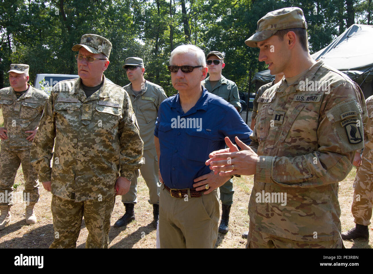 Capt Dana Gingrich (rechts), Kommandeur der US-Armee Unternehmen C, 2. Bataillon, 503. Infanterieregiment, 173rd Airborne Brigade, Slips, die Details der Ausbildung im Rahmen des furchtlosen Wächter, US-Senator Jack Reed (Mitte), hochrangiges Mitglied des Armed Services Committee und Generalleutnant Pavlo Tkachuk, Kommandanten der ukrainischen Armee Akademie, 1. September 2015, in Yavoriv, Ukraine durchgeführt. Fallschirmjäger von der 173. Abn. BDE. sind in der Ukraine für den zweiten von mehreren geplanten Umdrehungen der Ukraine neu gegründete Nationalgarde im Rahmen des furchtlosen Wächter, trainieren die letzten Thr geplant ist Stockfoto