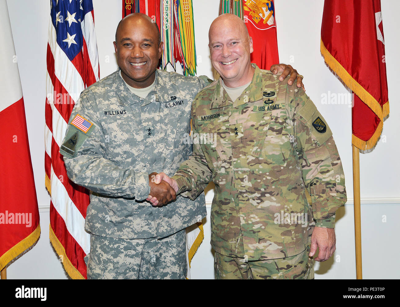 Von links, Generalmajor Darryl A. Williams, US-Armee Afrika kommandierender General, und Generalmajor John B. Morrison jr., der Kommandant der US-Armee Netzwerk Enterprise Technology Command und stellvertretenden kommandierenden General, zweite Armee; posieren für ein Foto in der USARAF commander Büro in der Caserma Ederle in Vicenza, Italien Sept. 3, 2015. (Foto von der U.S. Army visuelle Informationen Spezialist Davide Dalla Massara) Stockfoto