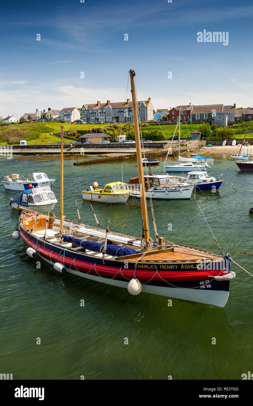Großbritannien, Wales, Anglesey, Cemaes, historische segeln Rettungsboot Charles Henry Ashley vertäut im Hafen Stockfoto