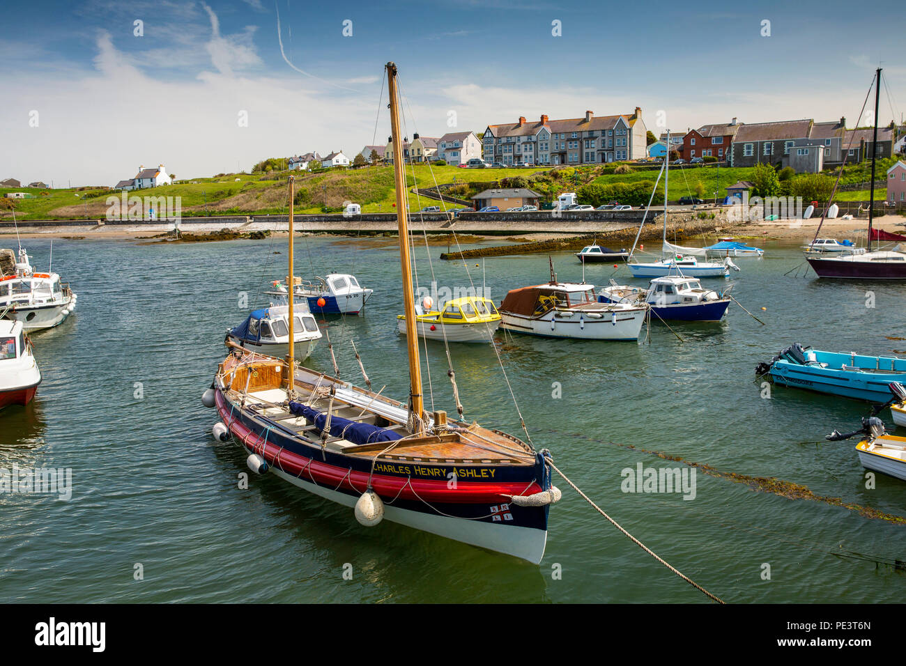 Großbritannien, Wales, Anglesey, Cemaes, historische segeln Rettungsboot Charles Henry Ashley vertäut im Hafen Stockfoto