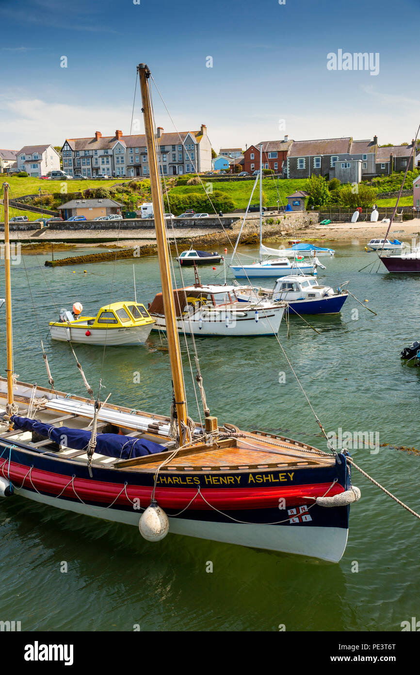 Großbritannien, Wales, Anglesey, Cemaes, historische segeln Rettungsboot Charles Henry Ashley vertäut im Hafen Stockfoto