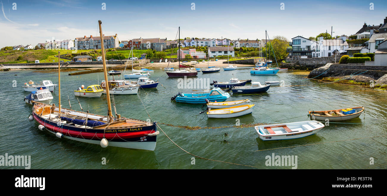 Großbritannien, Wales, Anglesey, Cemaes, historische Rettungsboot, Ausschreibungen und im Hafen boatsmoored Segeln, Panoramablick Stockfoto