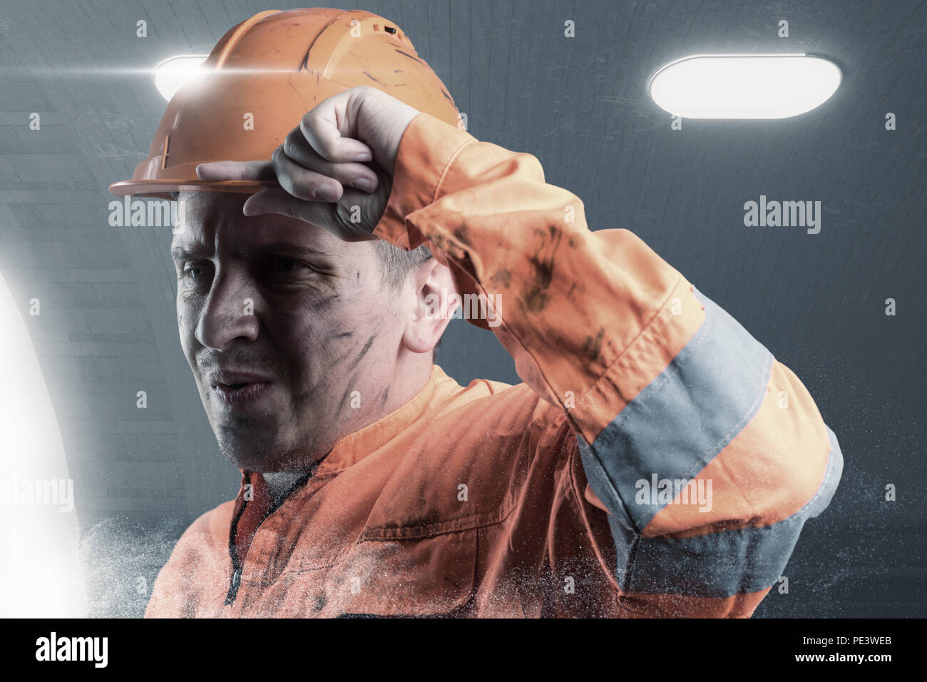 Portrait von müde Schiene Arbeiter mit orange unifom und Helm Licht vor Tunnel Stockfoto