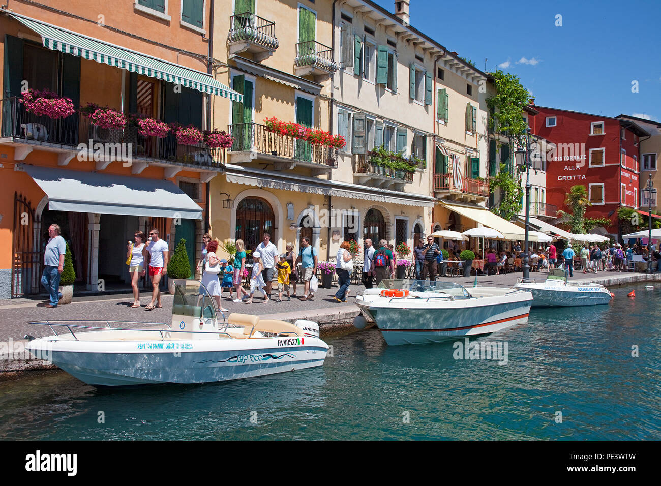 Sportboote im Hafen von Lazise, Gardasee, Verona, Italien | Sportfahrzeuge am Hafen von Lazise, Gardasee, Provinz Verona, Italien Stockfoto