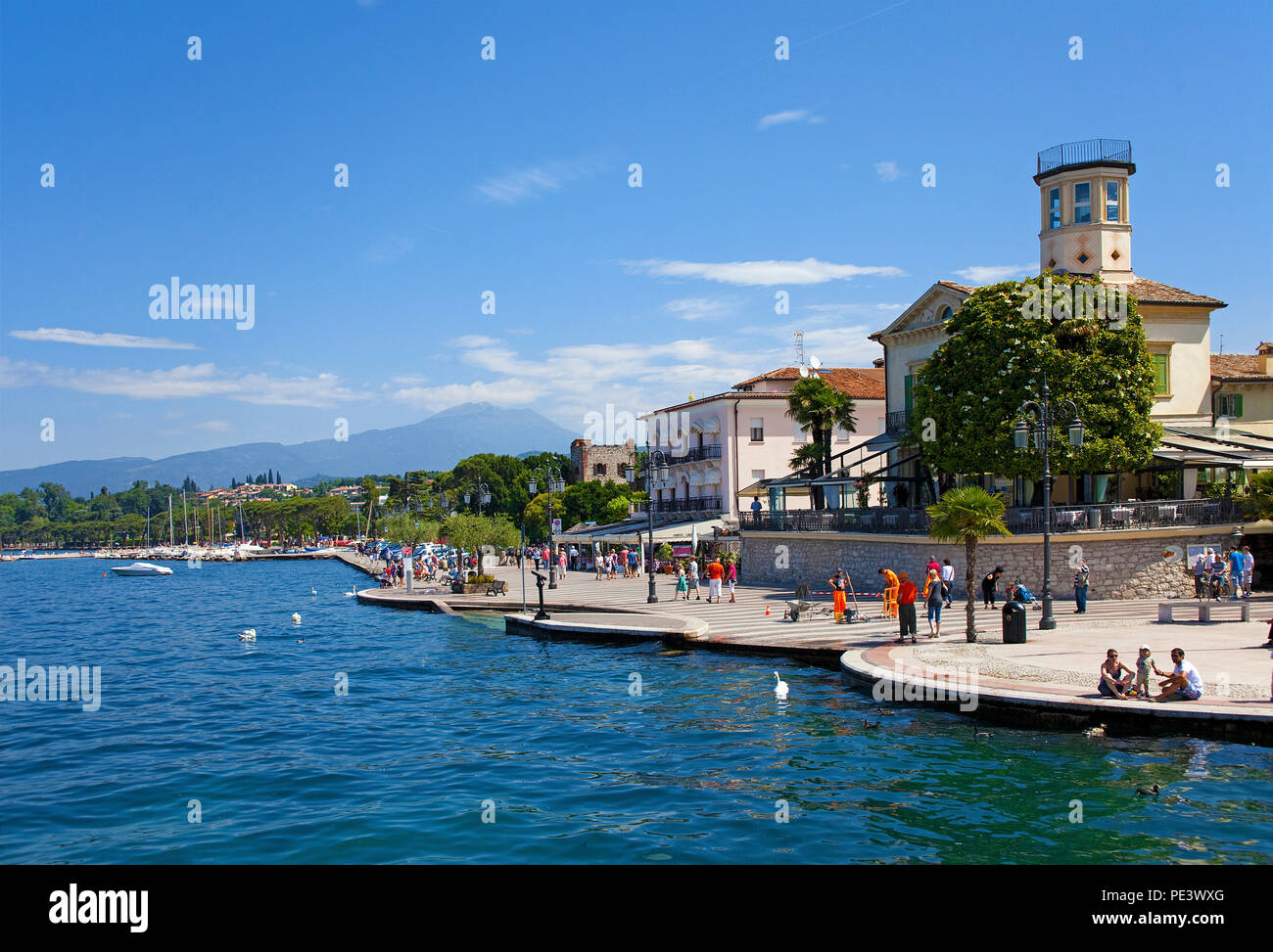 "Menschen auf der Seepromenade von Lazise, Gardasee, Verona, Italien | Leute an der Seepromenade von Lazise, Gardasee, Provinz Verona, Italien Stockfoto
