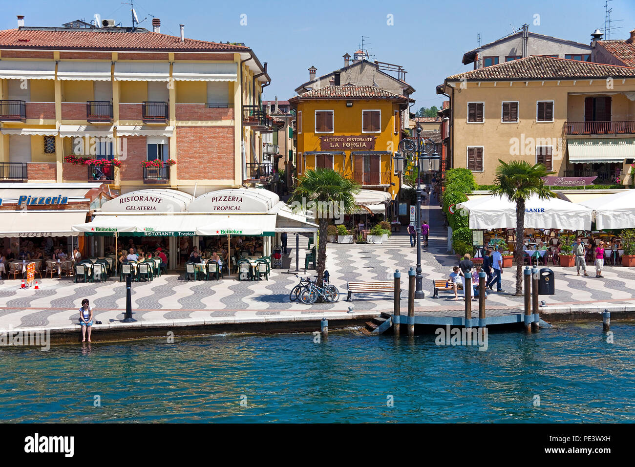 Gastronomie an der Seepromenade von Lazise, Gardasee, Provinz Verona, Italien Stockfoto