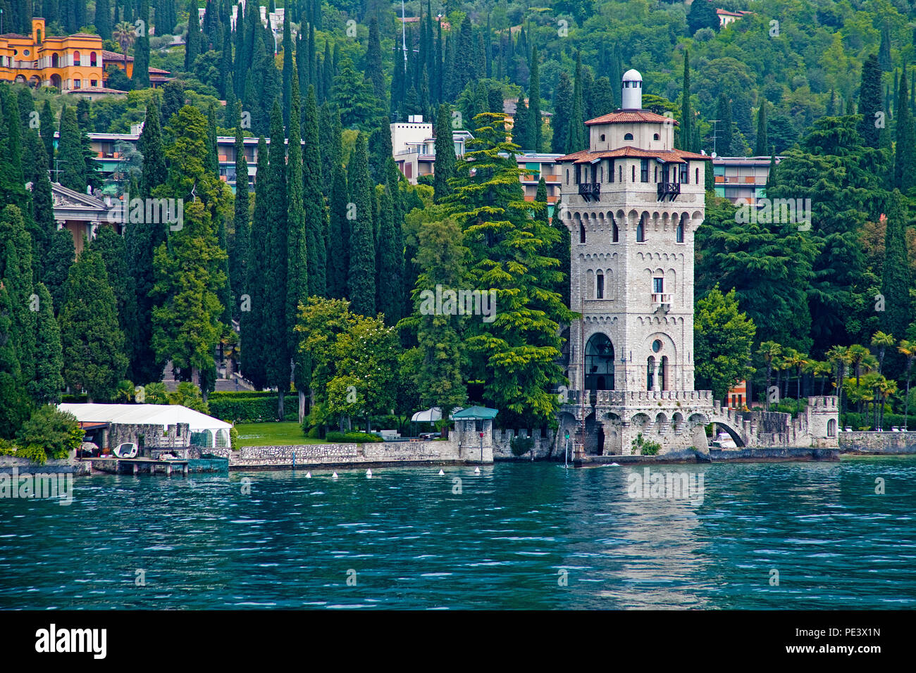 San Marco Tower, ehemaligen Boat House der Villa Alba, zwischen Gardone und Fasano, Gardone Riviera, Provinz Brescia, Gardasee, Lombardei, Italien Stockfoto