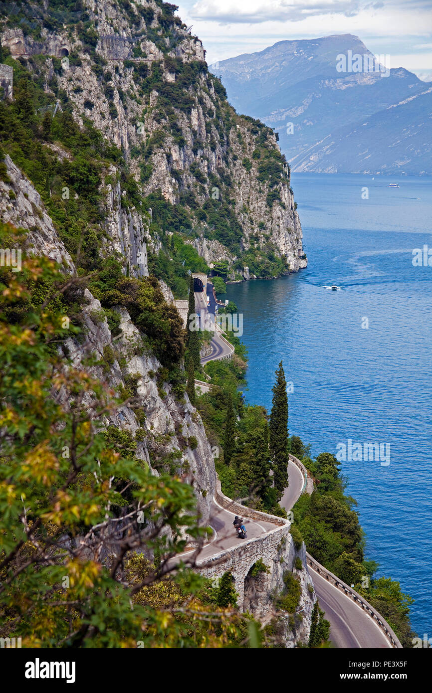 Lakeside Road an der steilen Westbank vom Gardasee, Lombardei, Italien Stockfoto