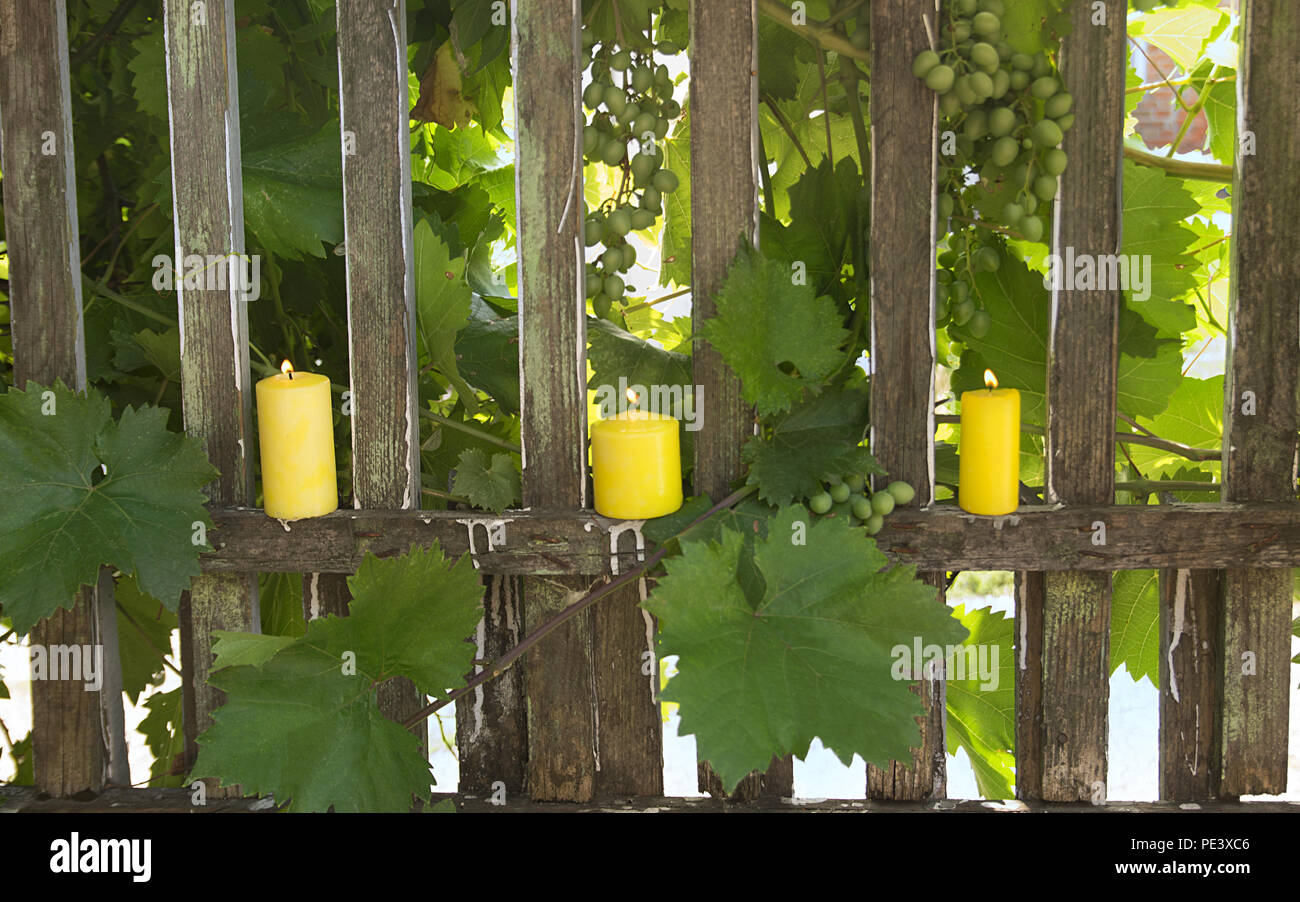 Land wiccan Altar mit gelben Kerzen für Lughnasa Stockfoto