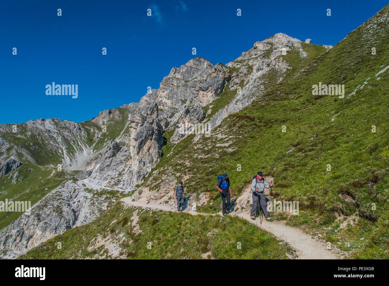 Bergsteiger durch die Kalkkogel Bergen nahe der Starkenburg bergsteigen Hütte Zuflucht in den Stubaier Alpen der Österreichischen Tirol vorbei Stockfoto