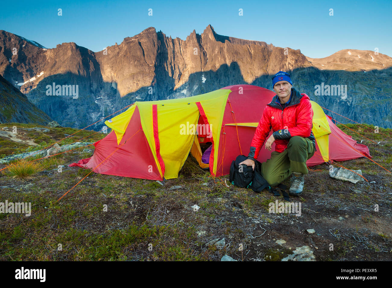 Outdoor Fotograf Øyvind Martinsen mit seinem Zelt am Berg Litlefjellet in Romsdalen, Møre og Romsdal, Norwegen. Stockfoto