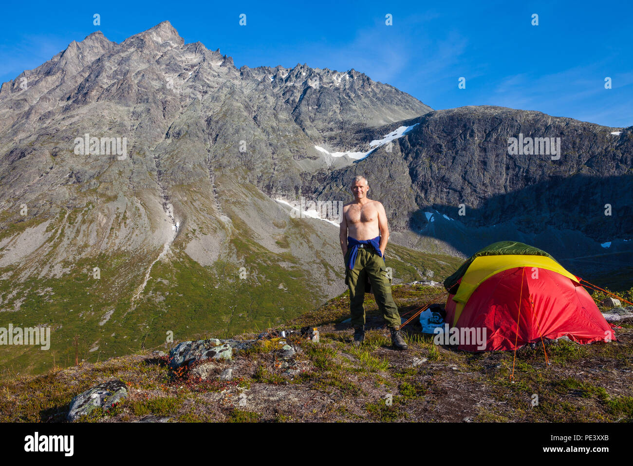 Outdoor Fotograf Øyvind Martinsen in seinem Zelt Camp am Berg Litlefjellet in Romsdalen, Møre og Romsdal, Norwegen. Stockfoto