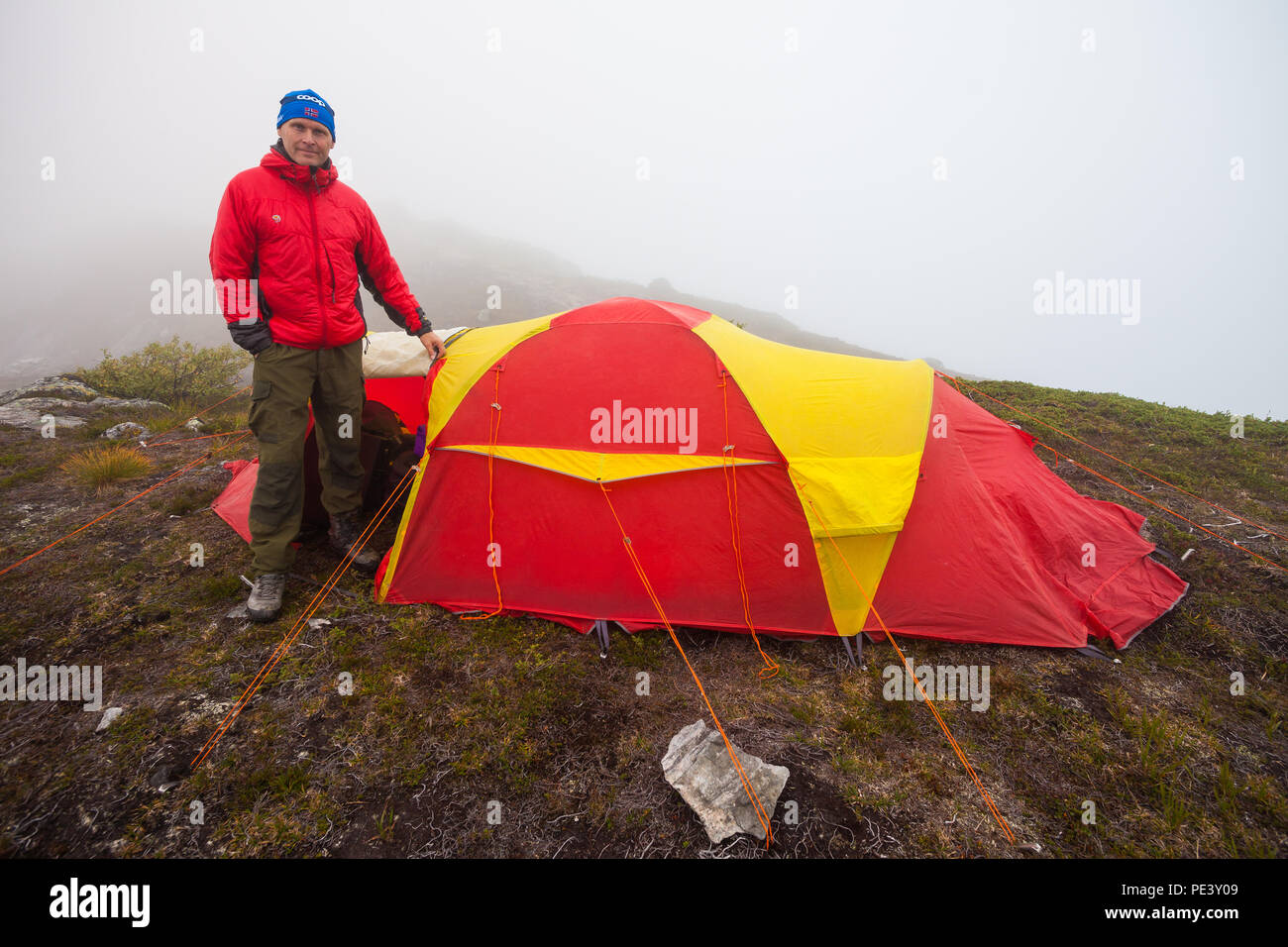Outdoor Fotograf Øyvind Martinsen in seinem Zelt Camp bei Litlefjellet in Romsdalen, Møre og Romsdal, Norwegen. Stockfoto