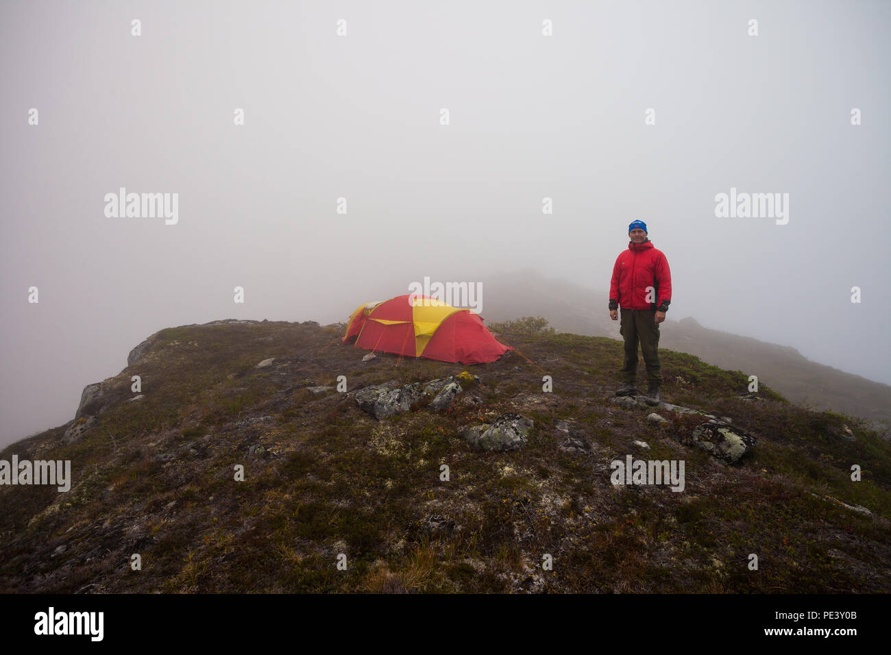 Outdoor Fotograf Øyvind Martinsen in seinem Zelt Camp bei Litlefjellet in Romsdalen, Møre og Romsdal, Norwegen. Stockfoto