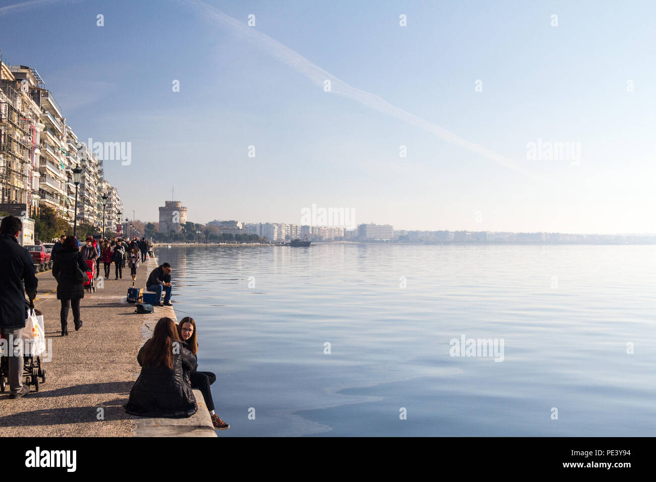 THESSALONIKI, Griechenland - 24. Dezember 2015: Weiße Turm gesehen von der Küste von Thessaloniki (Sieg, aka Nikis Avenue). Der Weiße Turm ist einer der Thessanol Stockfoto