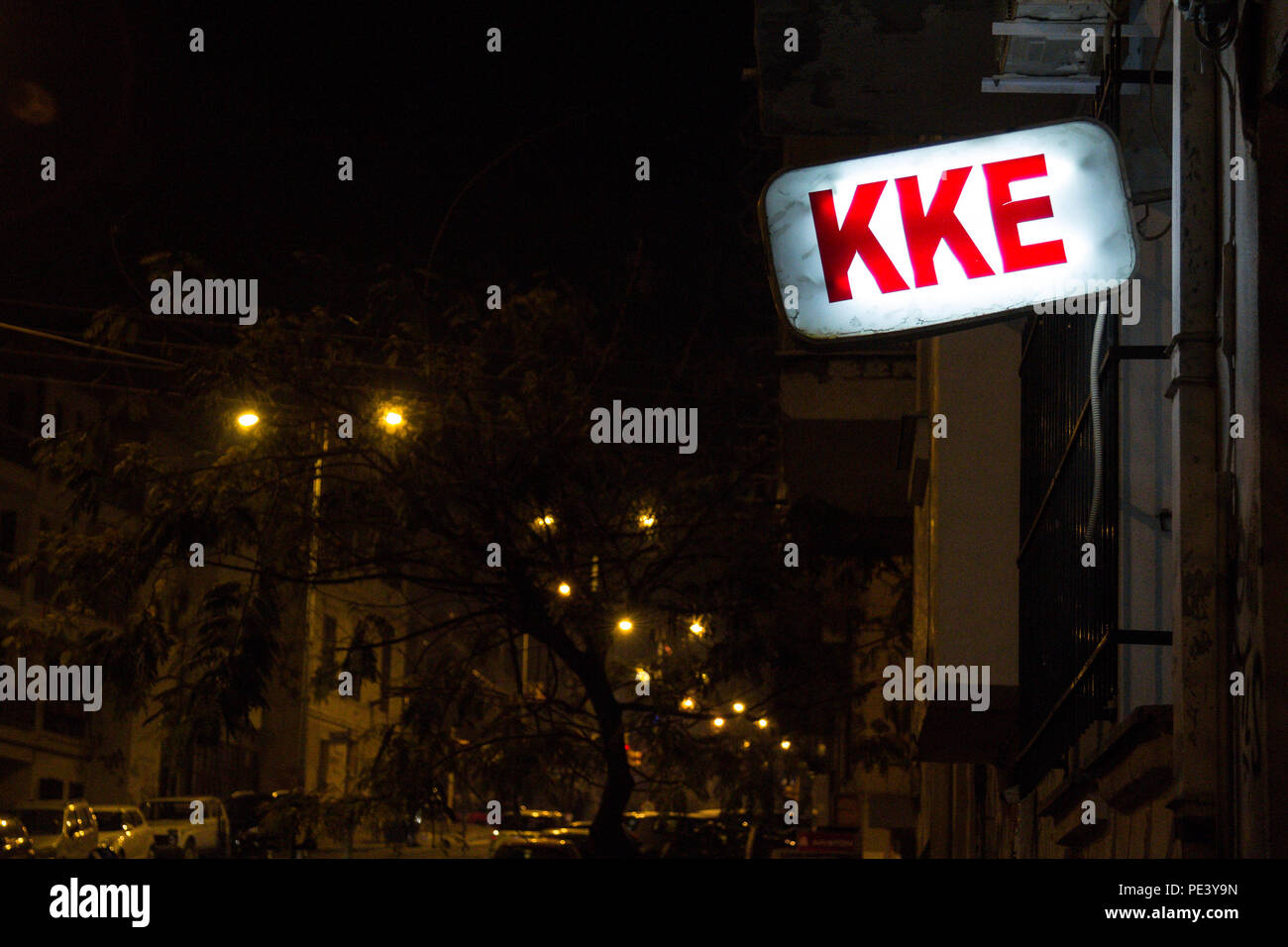 THESSALONIKI, Griechenland - 24. Dezember 2015: KKE-Logo auf Ihren lokalen Büro in Thessaloniki. Die KKE ist der marxistisch-leninistischen Kommunistischen Partei Griechenlands Stockfoto