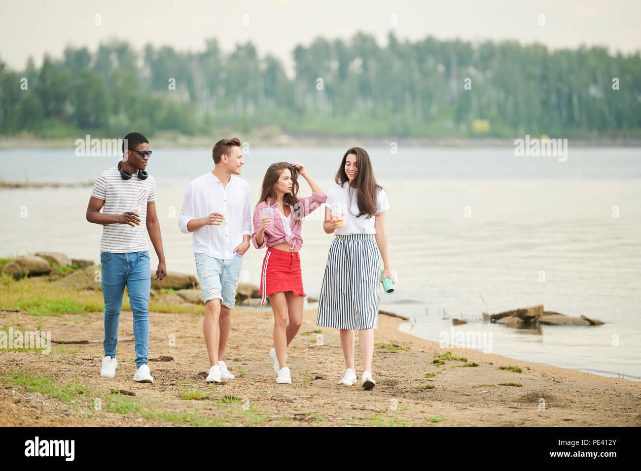 Jugendliche am Strand Stockfoto