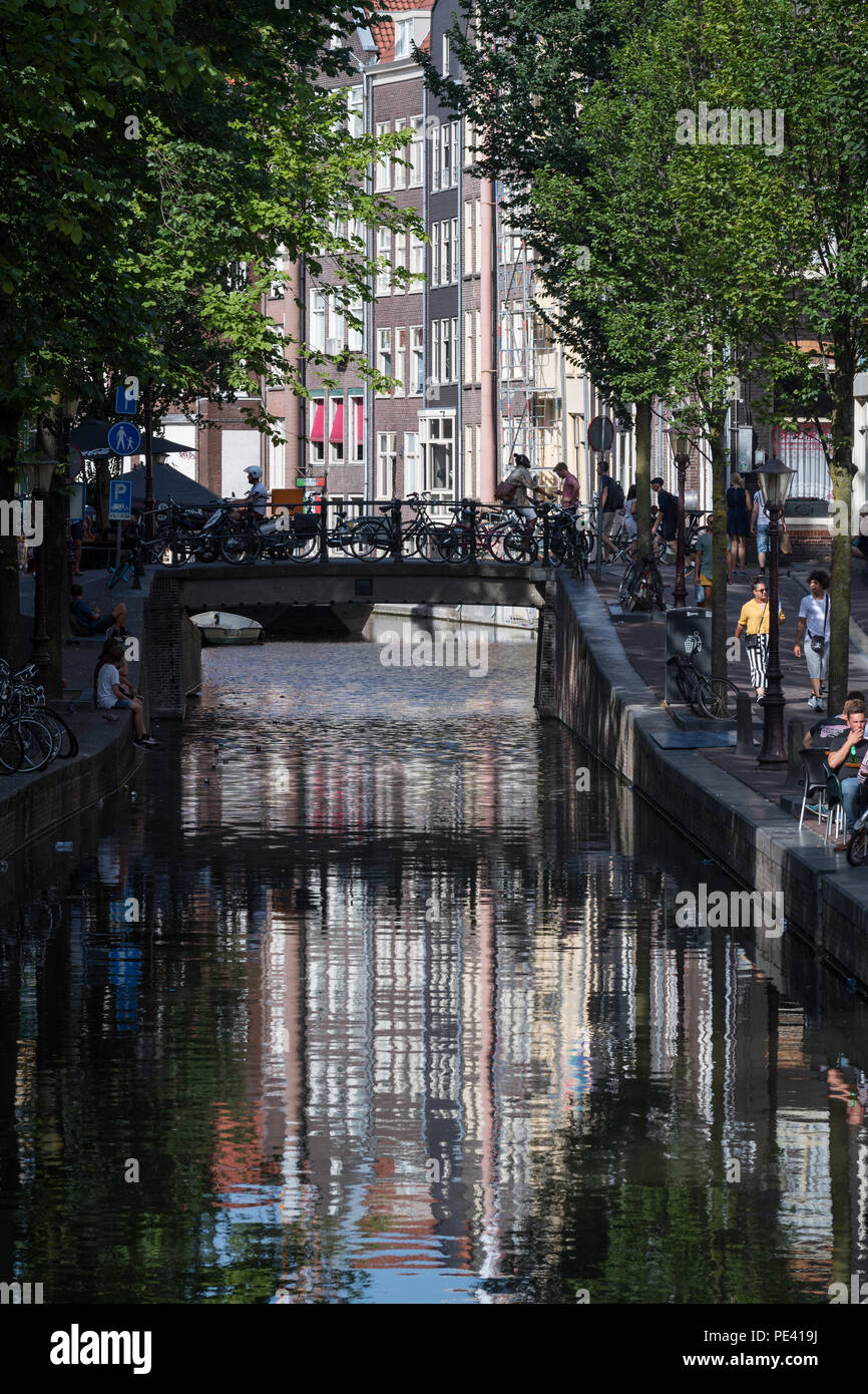 Amsterdam, Niederlande, August 2018: "Das Rotlichtviertel und Grachten in Amsterdam im Sommer Sonnenschein Stockfoto
