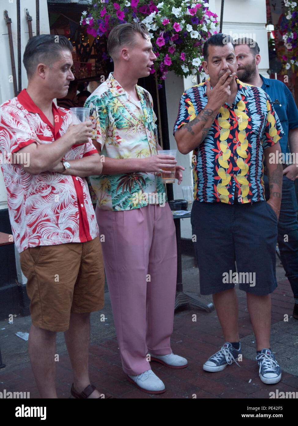 Stilvolle Besucher zu einem Rock & Roll Nacht im Dorset Pub in Brighton Stockfoto