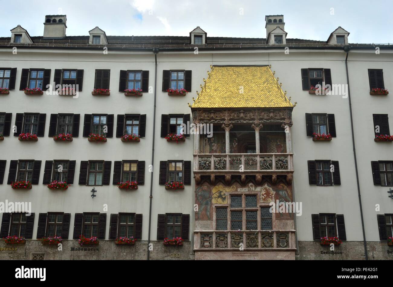 Das Goldene Dachl das berühmteste Wahrzeichen der Stadt, das 1500 fertiggestellt wurde. Altstadt von Innsbruck, Österreich, Europa. Stockfoto