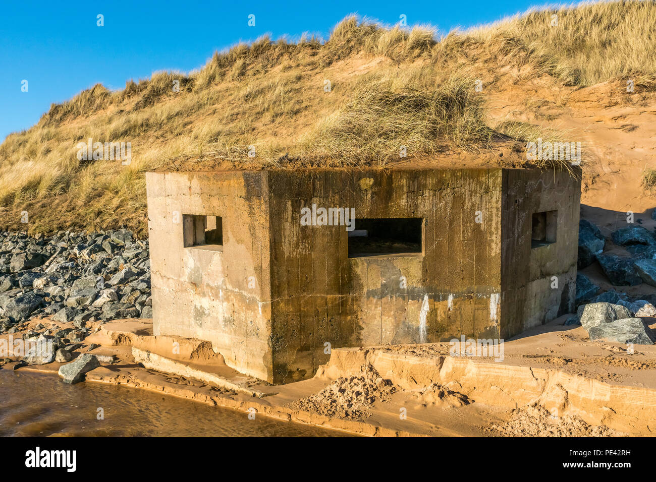 Eine alte Verteidigung Bunker auf Balmedie Strand. Stockfoto