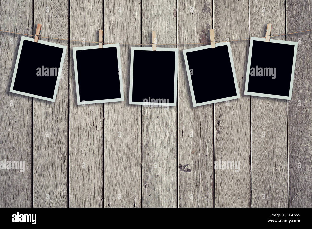 Fünf instant Foto auf Holz Hintergrund Textur und Vertikale, Vintage getönt. Stockfoto