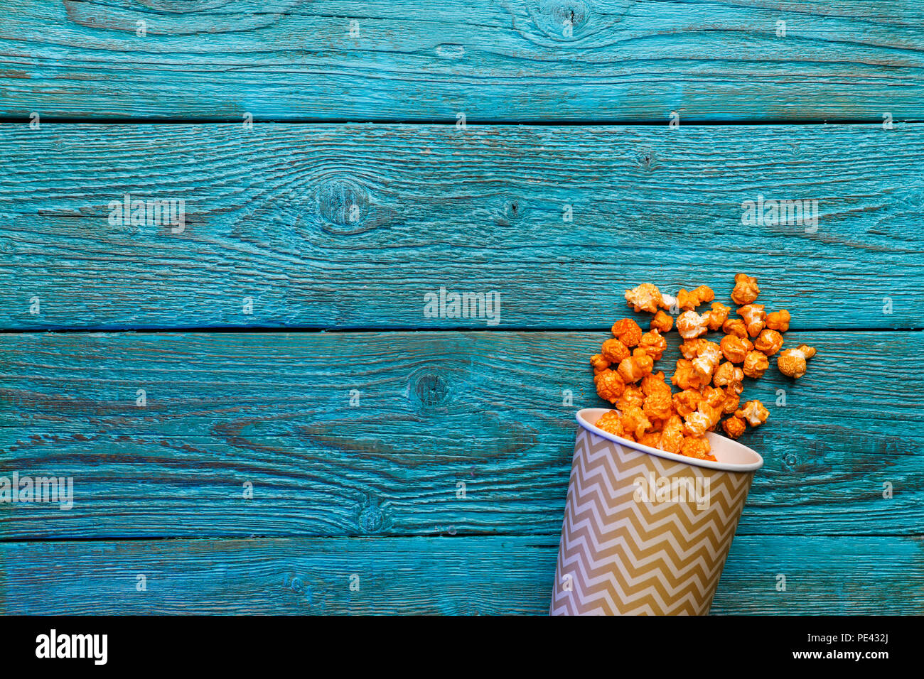 Käse Popcorn auf dem blauen Holztisch Stockfoto