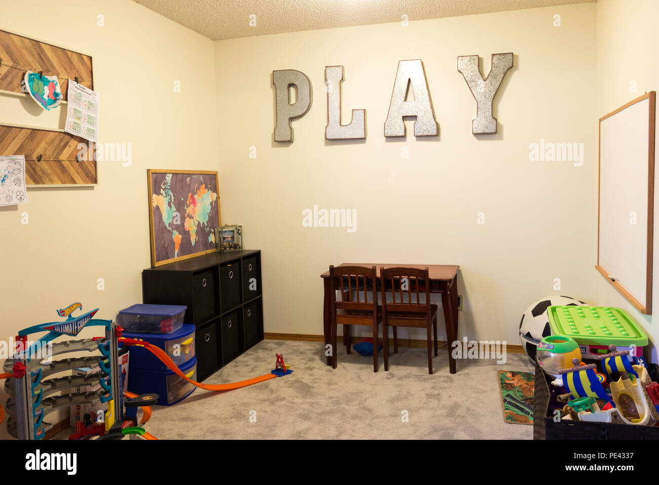 Kinderspielzimmer mit Spielzeug, USA Stockfoto