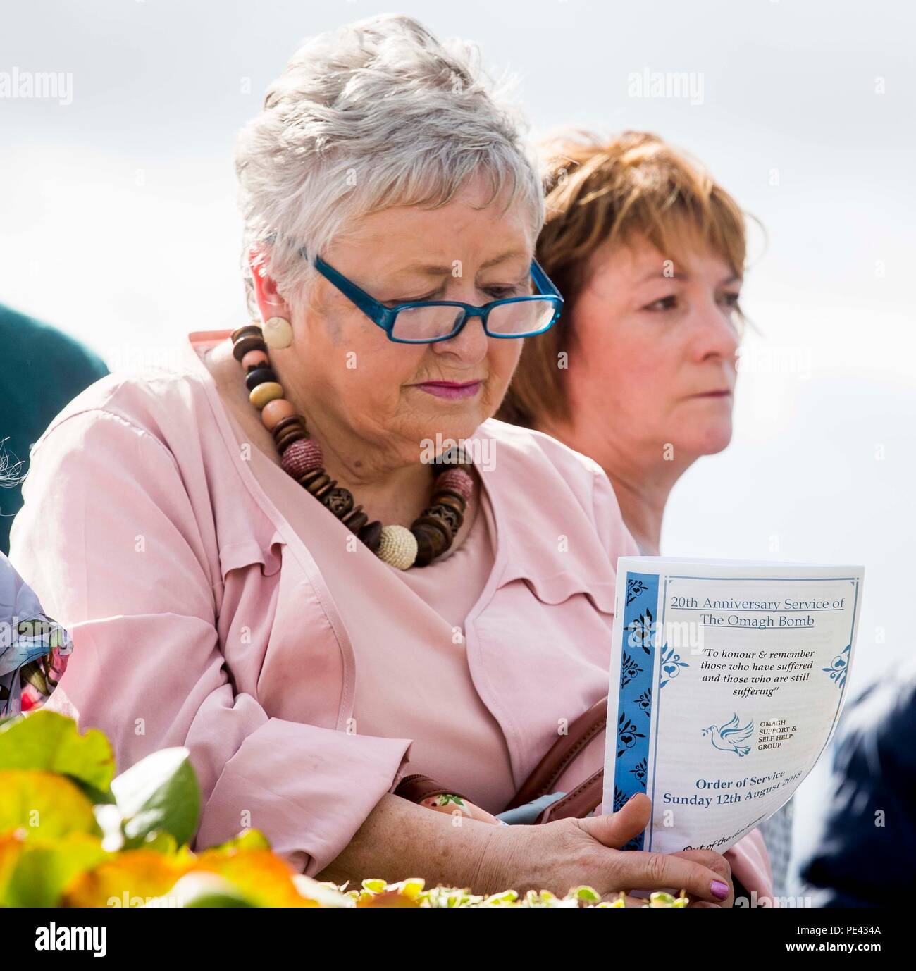 Ein trauernder an eine inter-konfessionelle Service im Memorial Gardens in Omagh Omagh das Attentat in 20 Jahren zu erinnern. Stockfoto