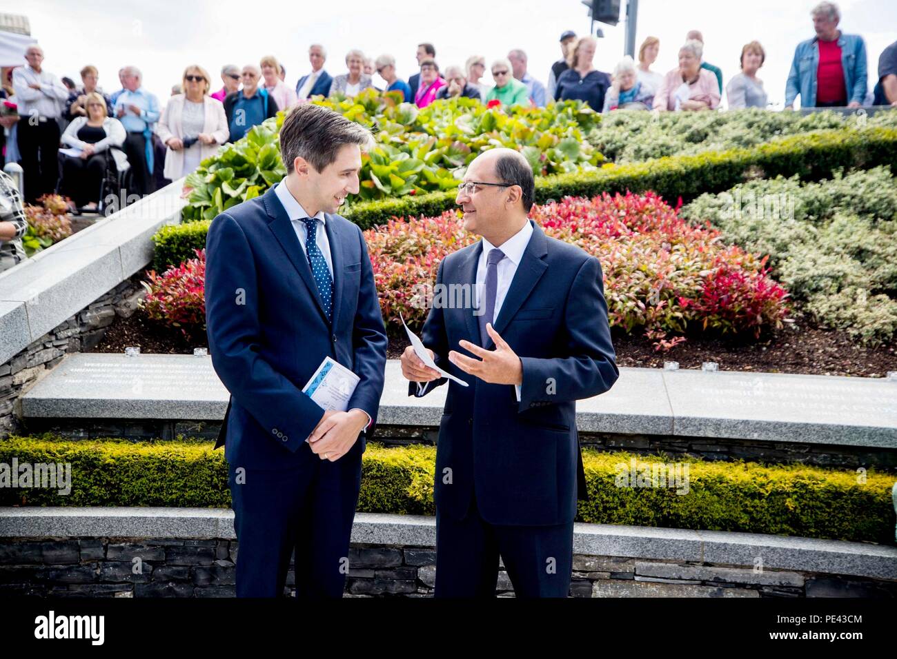 Der irische Minister für Gesundheit Simon Harris (links) und der Staatsminister in Nordirland Shailesh Vara auf eine inter-konfessionelle Service im Memorial Gardens in Omagh Omagh das Attentat in 20 Jahren zu erinnern. Stockfoto