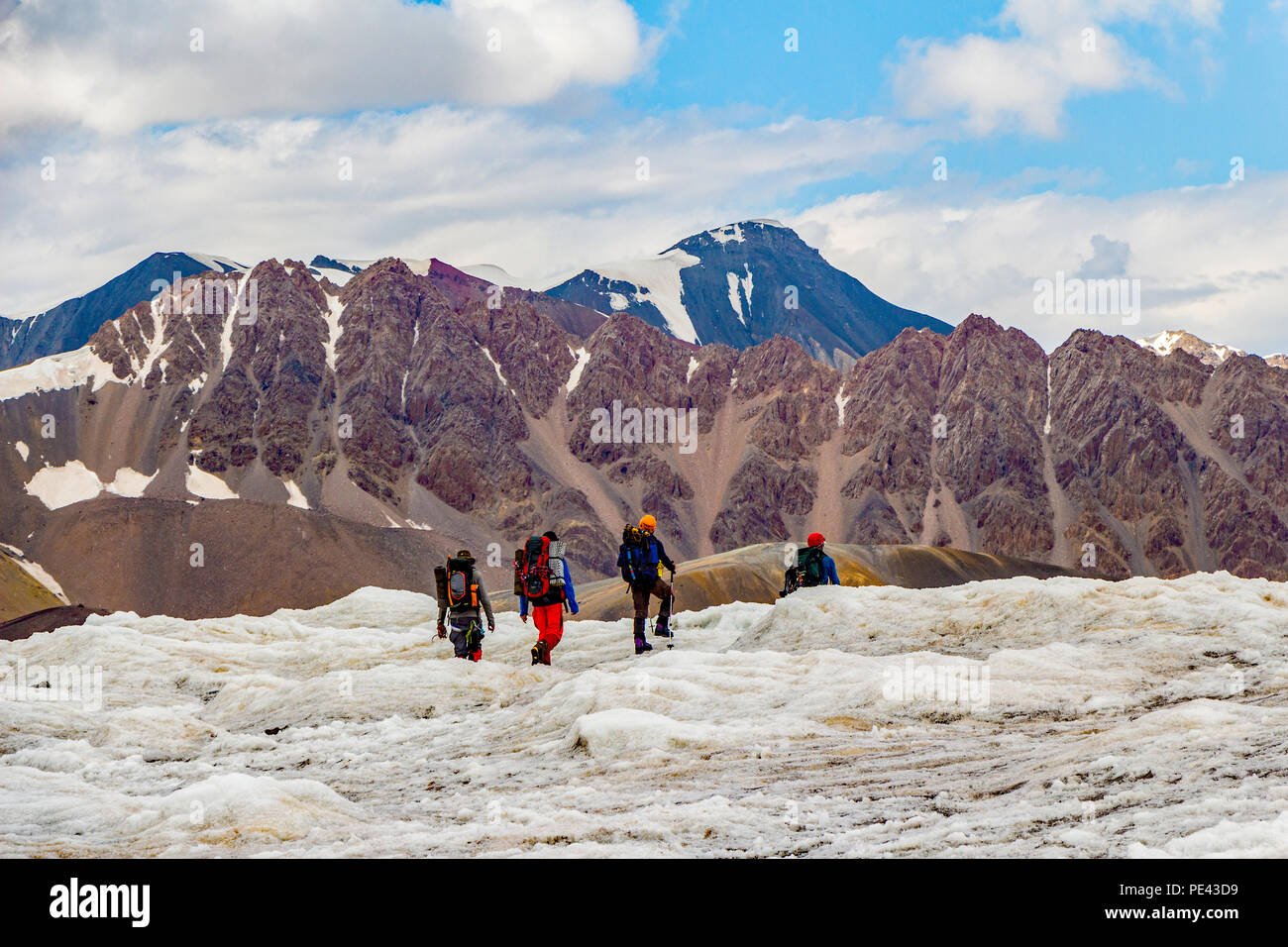 Bergsteiger Kreuz ein Gletscher in Kirgisistan Stockfoto