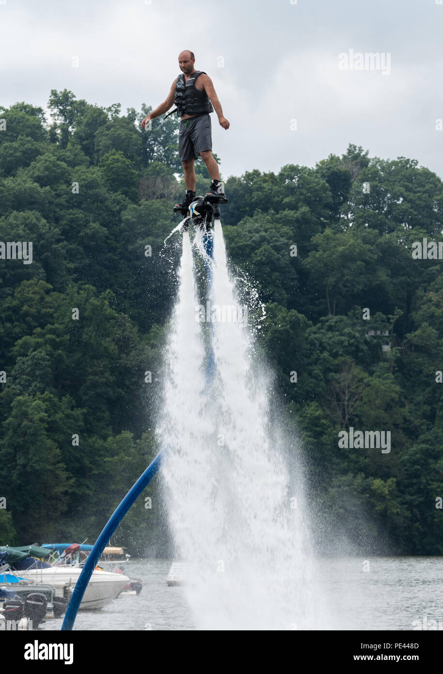 Mann, ein hydroflight x-Board auf See Stockfoto