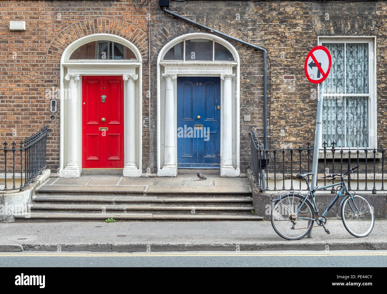 Rote und blaue Türen in einem Georgianischen Dublin Street in Republik von Irland Stockfoto