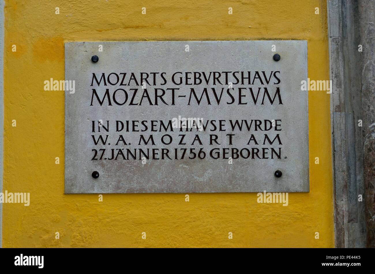 Nahaufnahme des Namensschildes am Geburtsort von Mozart Mozt Shield, Salzburg, Österreich Stockfoto