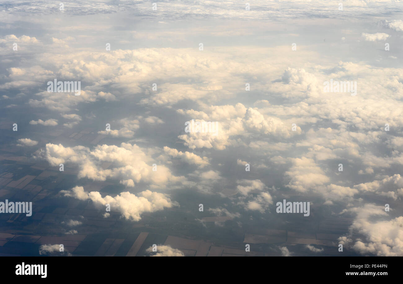 Riesige cloudscape von Wolken von einer Antenne Position aus dem Fenster einer Ebene hoch über dem cloudline genommen Stockfoto