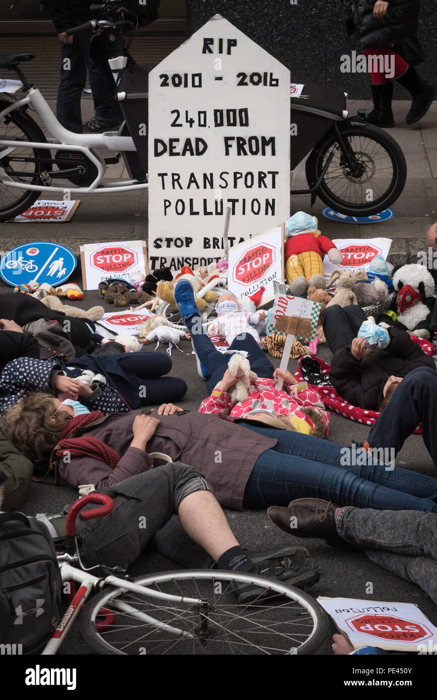 Ministerium für Verkehr, Horseferry Road, London, UK. 27.April 2016. Eine Töten Radfahrer Verkehr Luftverschmutzung Die-In Protest ist außerhalb. Stockfoto