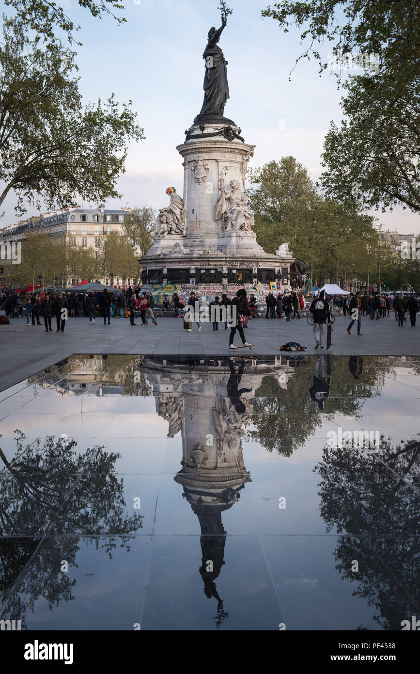 Place de la Republique, Paris, Frankreich. 30.April 2016. Hunderte von Anhängern und Demonstranten versammeln sich in den Place de la Republique im Zentrum von Pa Stockfoto